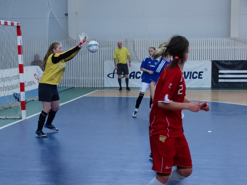 Девушки в футболках лондонского «Челси» обыграли саратовских мини-футболисток