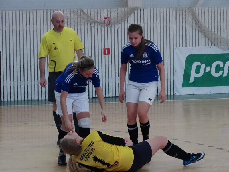 Девушки в футболках лондонского «Челси» обыграли саратовских мини-футболисток