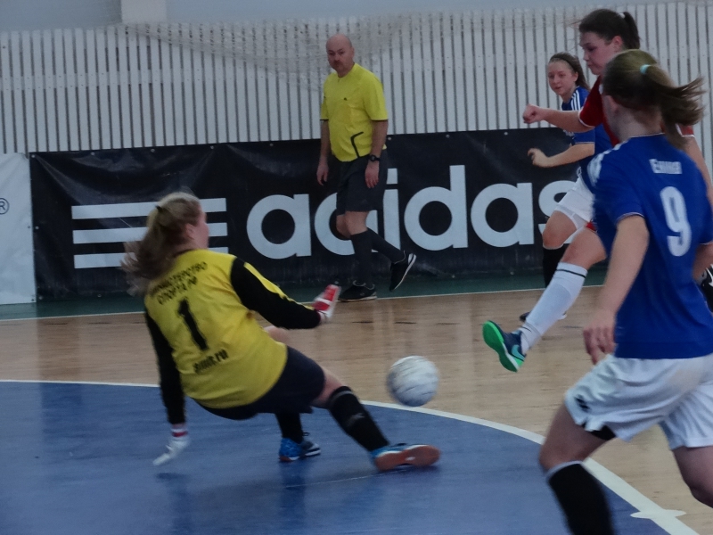 Девушки в футболках лондонского «Челси» обыграли саратовских мини-футболисток