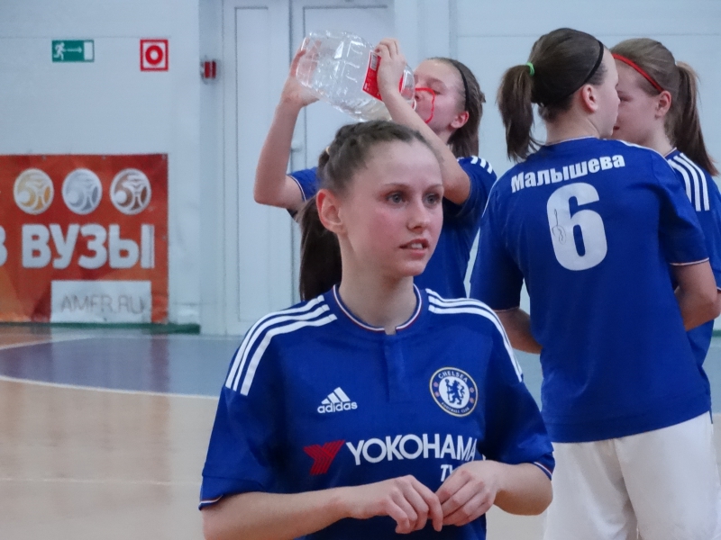 Девушки в футболках лондонского «Челси» обыграли саратовских мини-футболисток