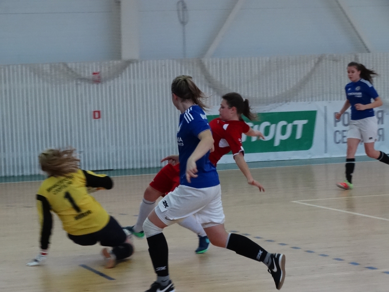 Девушки в футболках лондонского «Челси» обыграли саратовских мини-футболисток