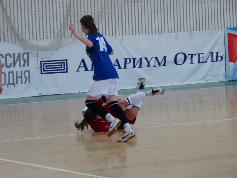 Девушки в футболках лондонского «Челси» обыграли саратовских мини-футболисток