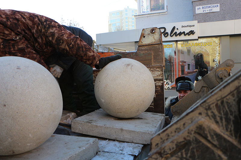 Возврат шаров. Бетонные шары. Бетонные шары арт объект. Бетонная тумба с шаром. Шары из бетона для сада своими руками.