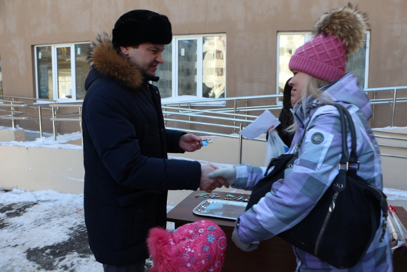 Детям-сиротам вручили квартиры в Солнечном