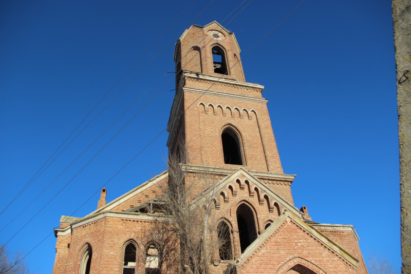 Жители Энгельсского села отстояли колокол на заброшенной лютеранской церкви