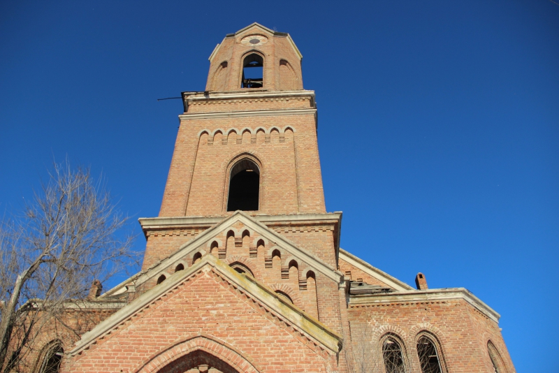 Жители Энгельсского села отстояли колокол на заброшенной лютеранской церкви