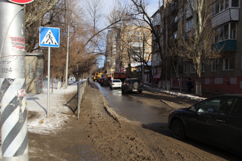Центр Саратова затапливает из-за коммунальной аварии