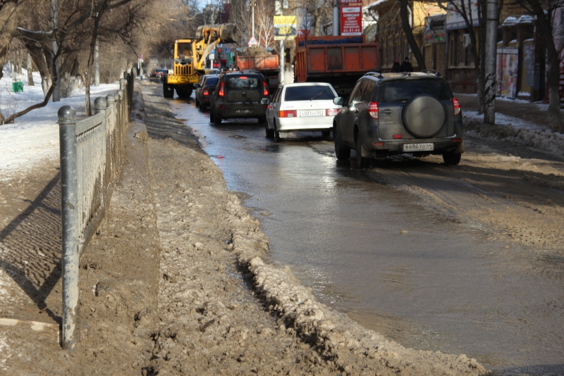 Центр Саратова затапливает из-за коммунальной аварии