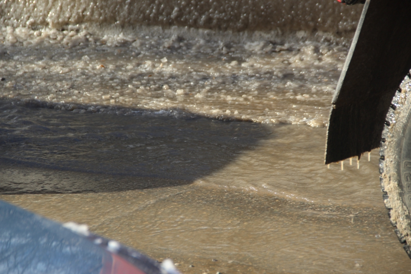 Центр Саратова затапливает из-за коммунальной аварии