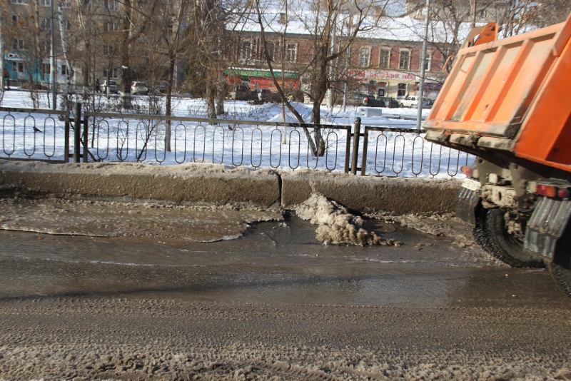 Центр Саратова затапливает из-за коммунальной аварии