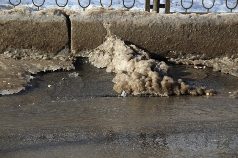 Центр Саратова затапливает из-за коммунальной аварии