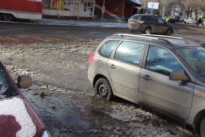 Центр Саратова затапливает из-за коммунальной аварии