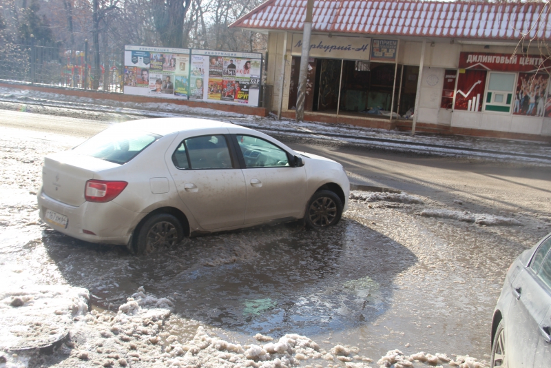 Центр Саратова затапливает из-за коммунальной аварии