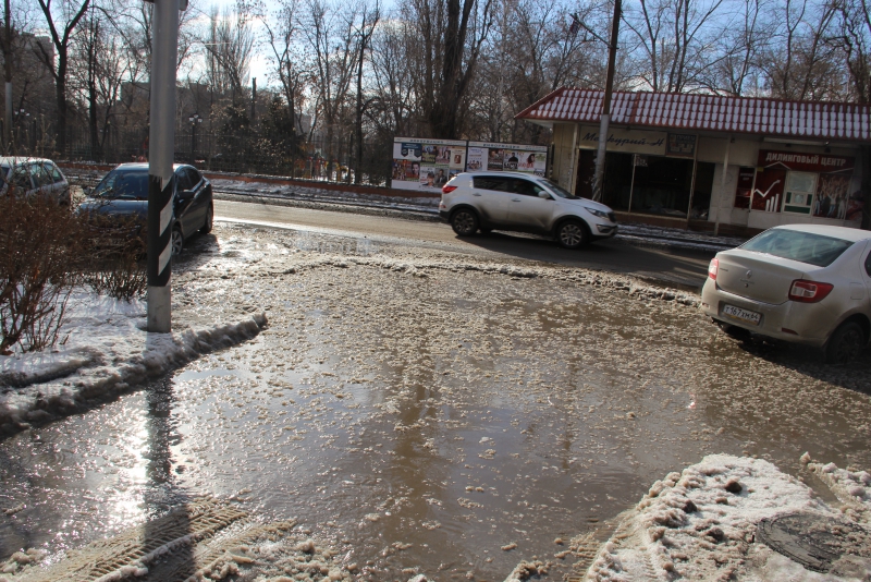Центр Саратова затапливает из-за коммунальной аварии