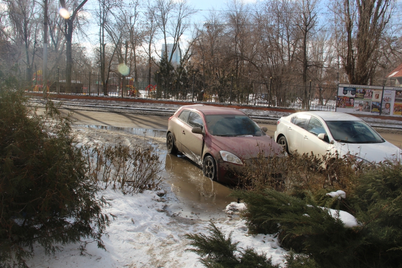 Центр Саратова затапливает из-за коммунальной аварии