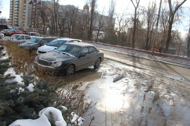 Центр Саратова затапливает из-за коммунальной аварии