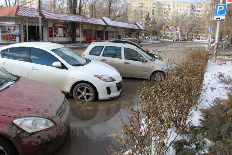 Центр Саратова затапливает из-за коммунальной аварии