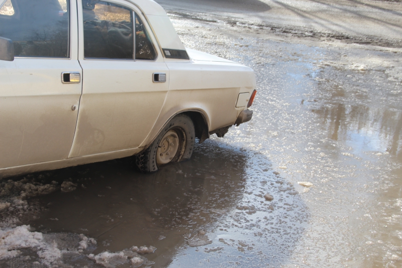 Центр Саратова затапливает из-за коммунальной аварии