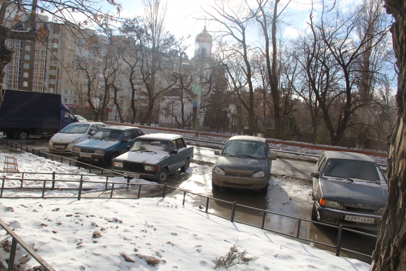 Центр Саратова затапливает из-за коммунальной аварии