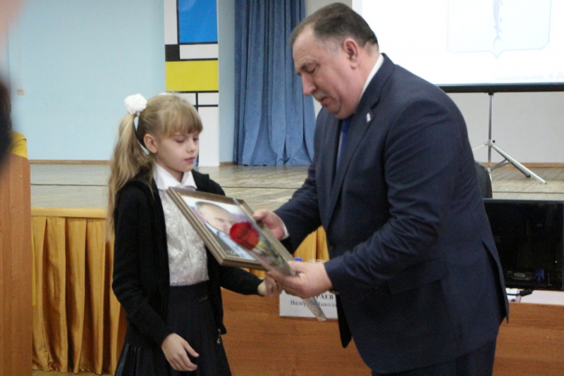 Школьница из Саратова получила на день рождения портрет с автографом Путина