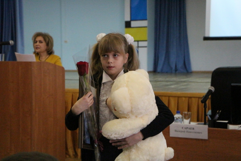 Школьница из Саратова получила на день рождения портрет с автографом Путина