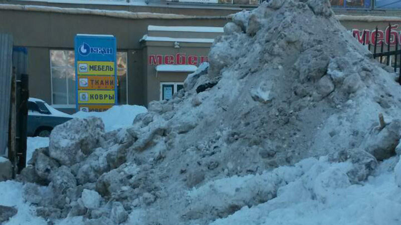 Убравшие территорию предприниматели переложили снег своим соседям