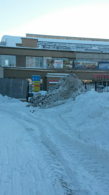 Убравшие территорию предприниматели переложили снег своим соседям