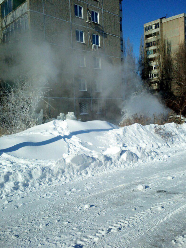 Очевидец: Из теплотрассы уже неделю хлещет кипяток