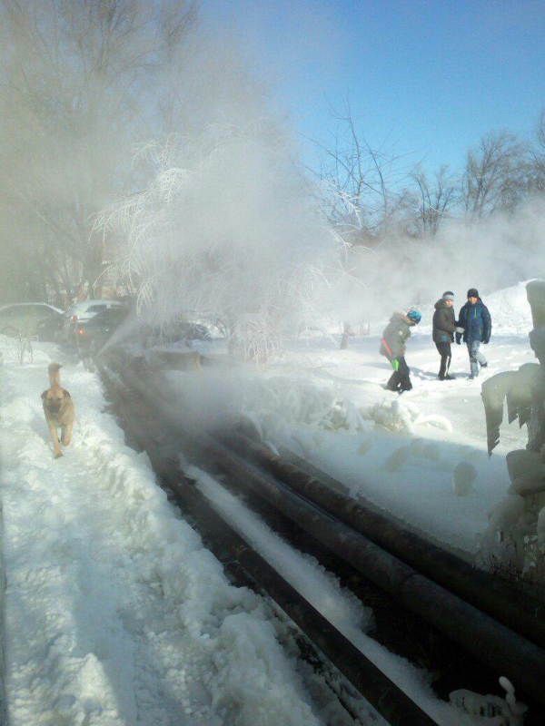 Очевидец: Из теплотрассы уже неделю хлещет кипяток