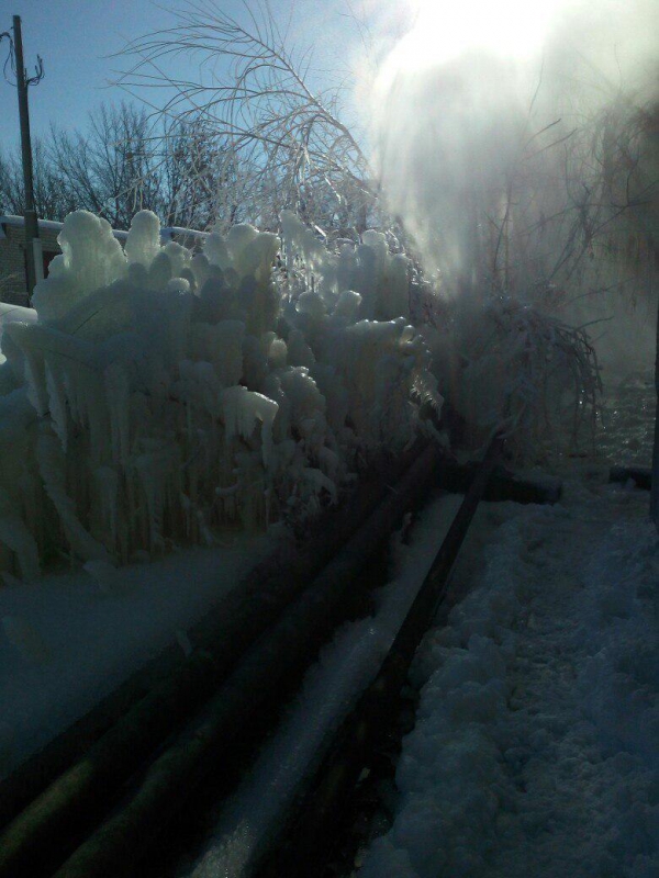 Очевидец: Из теплотрассы уже неделю хлещет кипяток