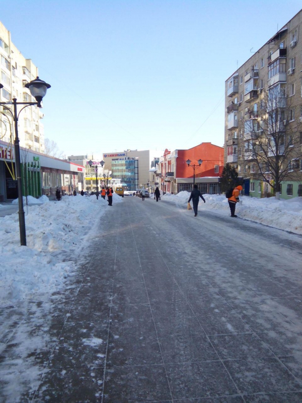 Автомобили безнаказанно паркуют на пешеходной Волжской
