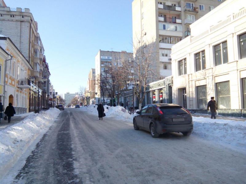 Автомобили безнаказанно паркуют на пешеходной Волжской