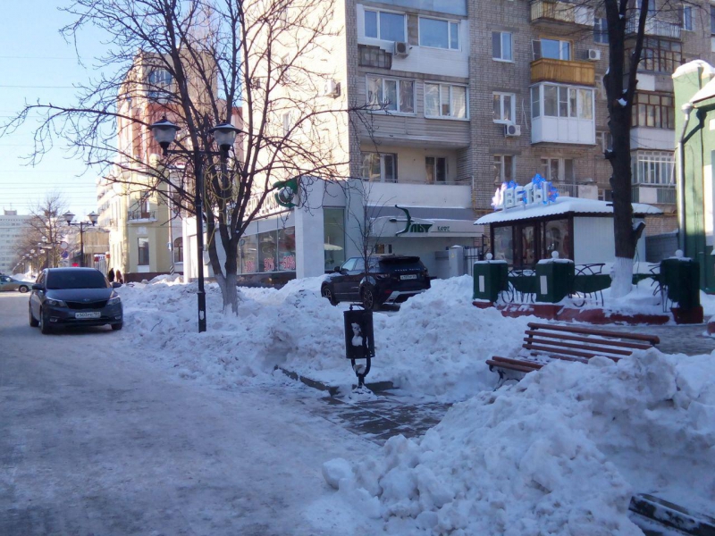 Автомобили безнаказанно паркуют на пешеходной Волжской