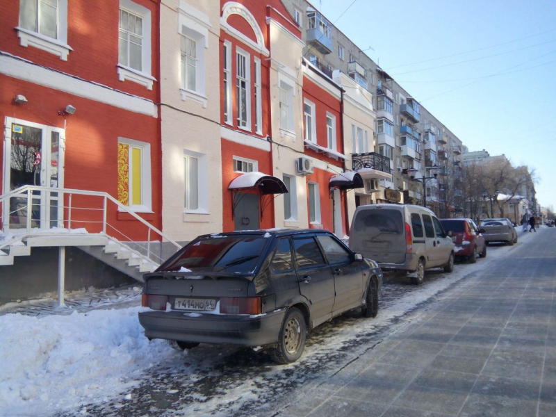 Автомобили безнаказанно паркуют на пешеходной Волжской