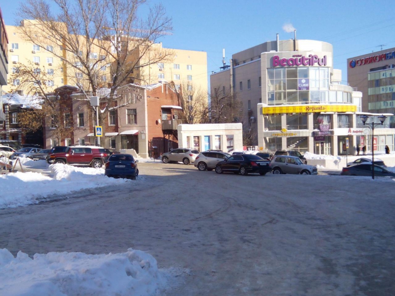 Автомобили безнаказанно паркуют на пешеходной Волжской