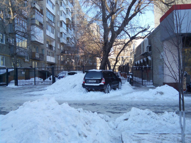 Автомобили безнаказанно паркуют на пешеходной Волжской