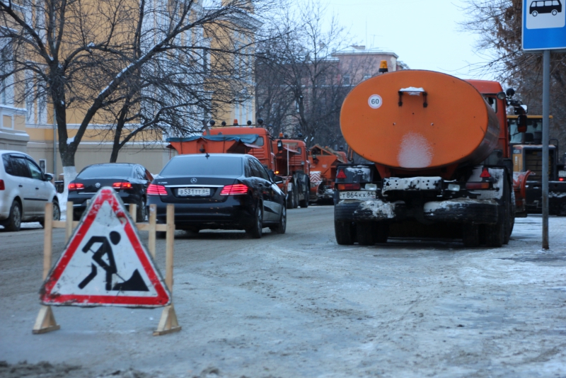 Улица Радищева стоит в пробках из-за уборки снега