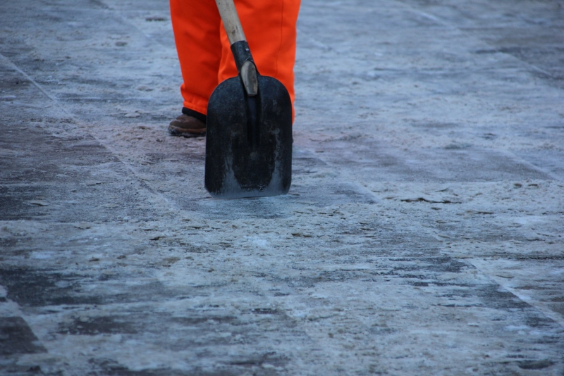 Улица Радищева стоит в пробках из-за уборки снега