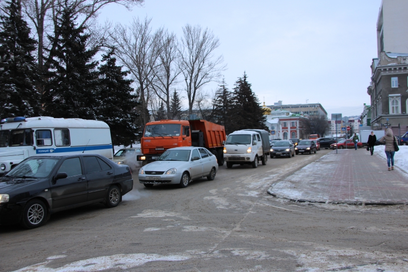 Улица Радищева стоит в пробках из-за уборки снега