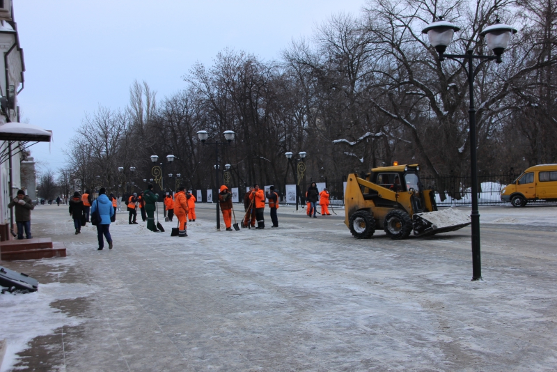 Улица Радищева стоит в пробках из-за уборки снега