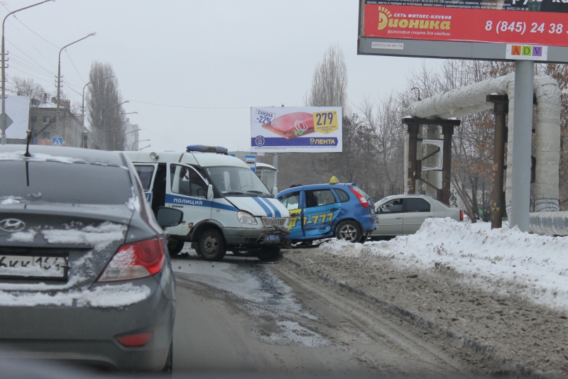 Полицейская «ГАЗель» столкнулась с такси