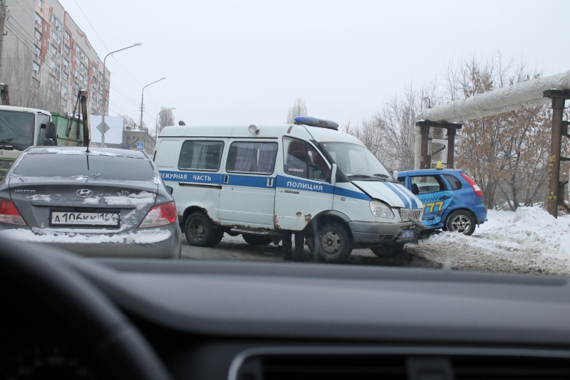 Полицейская «ГАЗель» столкнулась с такси