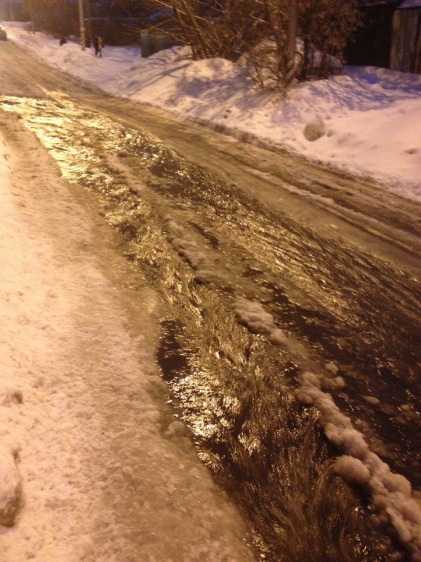 Саратовцы сообщают о «воде по колено» на трех улицах