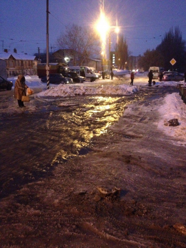 Саратовцы сообщают о «воде по колено» на трех улицах