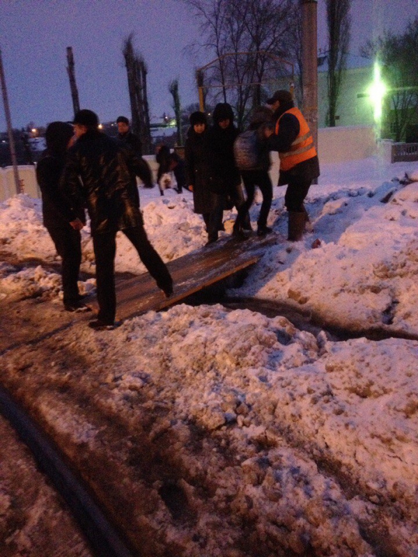 Саратовцы сообщают о «воде по колено» на трех улицах