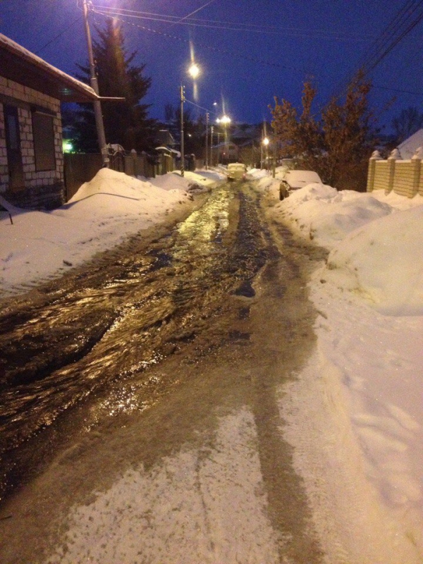 Саратовцы сообщают о «воде по колено» на трех улицах