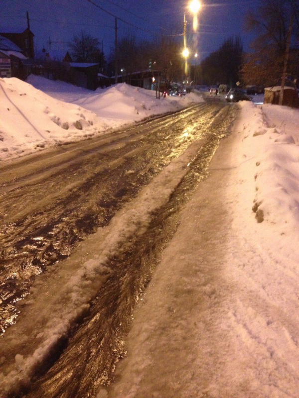 Саратовцы сообщают о «воде по колено» на трех улицах