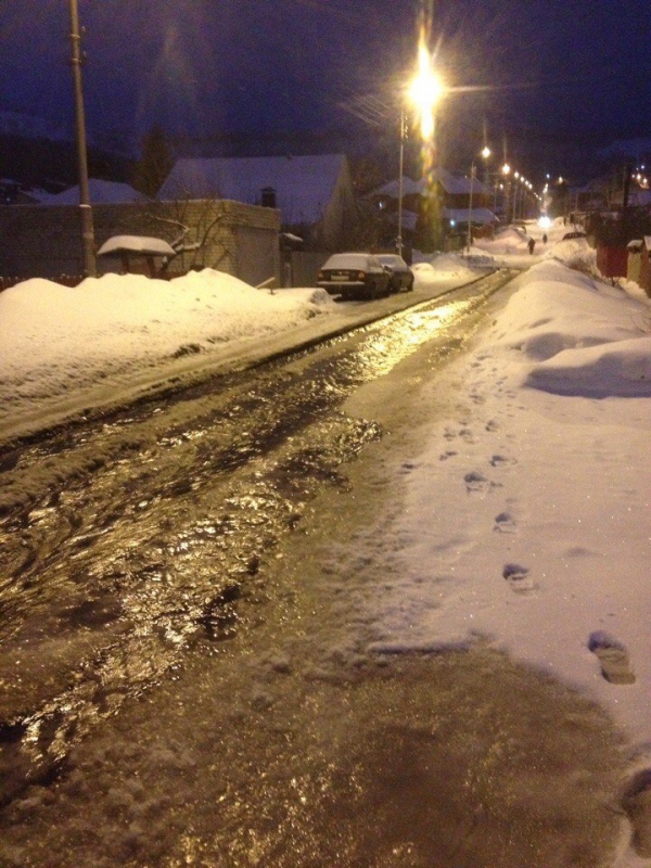 Саратовцы сообщают о «воде по колено» на трех улицах