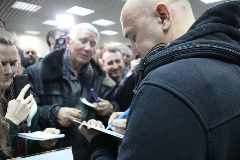 Захар Прилепин представил в Саратове книгу о воевавших писателях