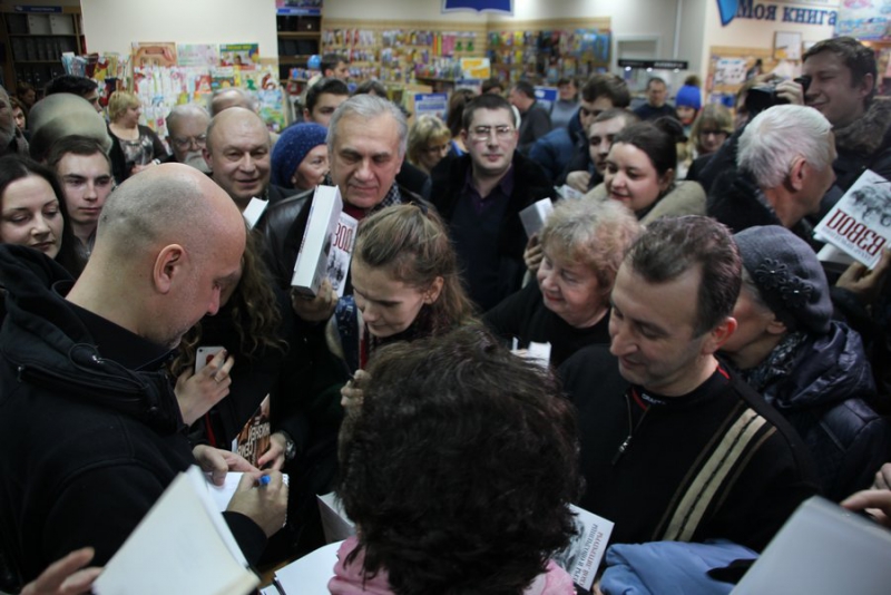 Захар Прилепин представил в Саратове книгу о воевавших писателях